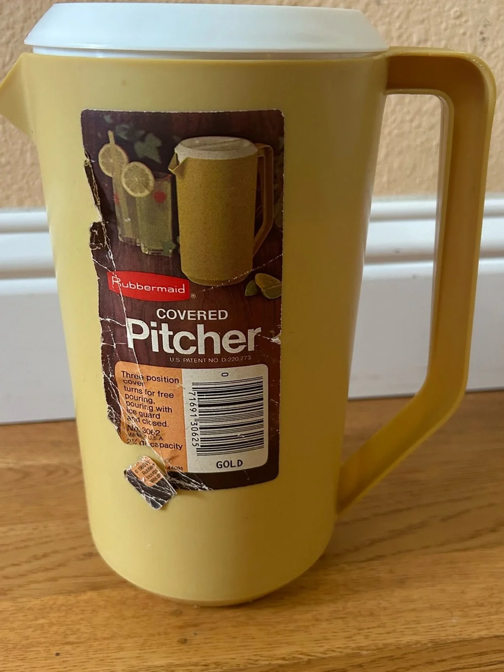 VTG NOS Rubbermaid Harvest Gold Covered Pitcher with White Lid 2.25 Quart Retro